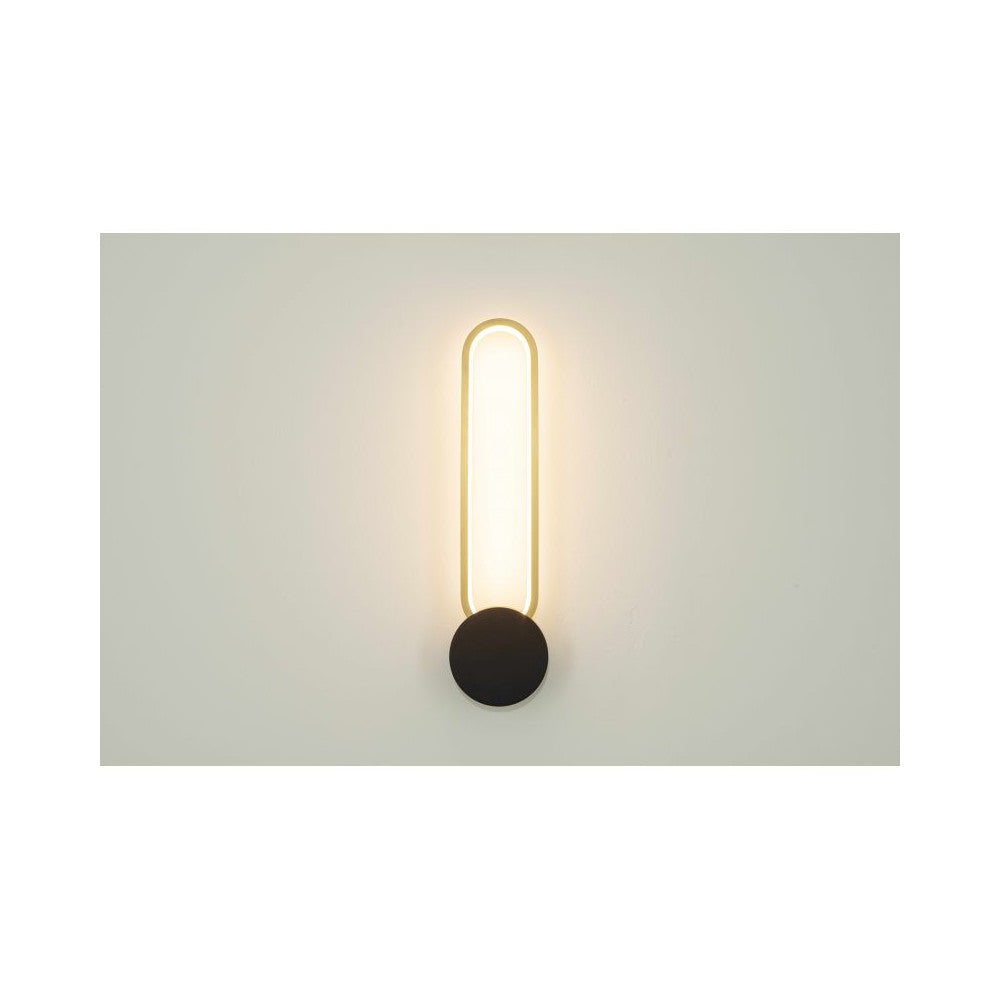 Applique allumée fixée au mur, halo lumineux chaud autour du diffuseur ovale