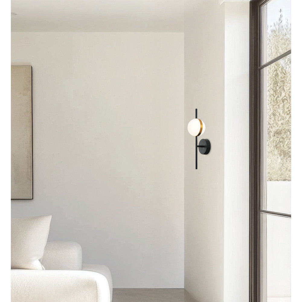 Mise en ambiance du luminaire allumé fixé sur un mur blanc près d'une fenêtre