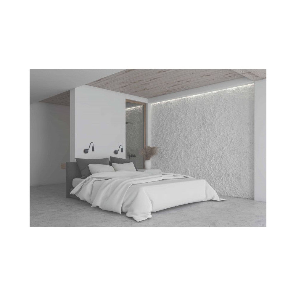 Mise en ambiance d'une chambre moderne, deux appliques noires installées de chaque côté du lit.