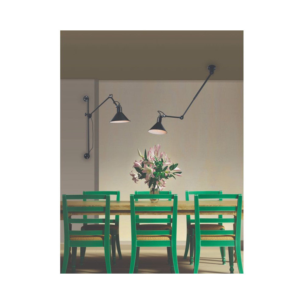 Mise en ambiance au-dessus d'une table à manger et chaises vertes bouteille.