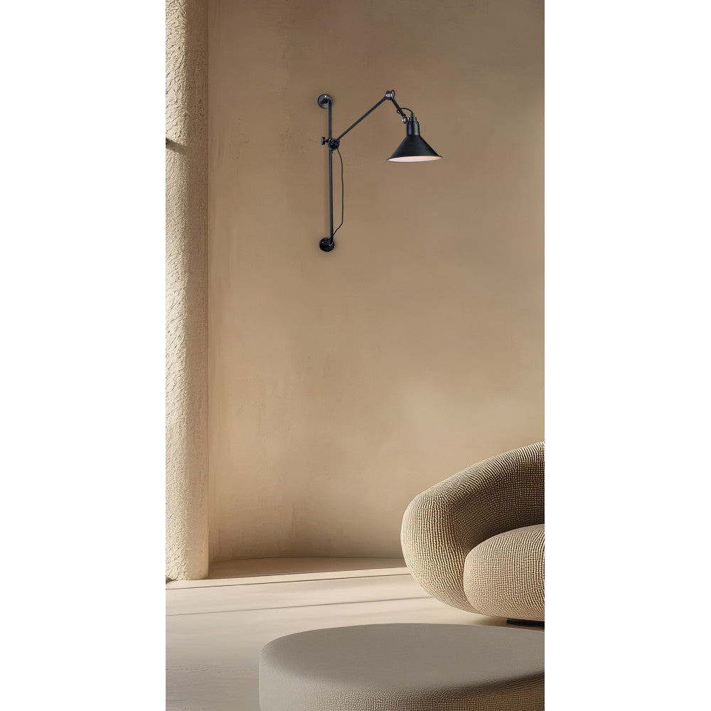 Vue d'ambiance sur mur beige, applique murale au-dessus d'un fauteuil.