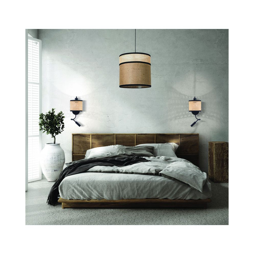 Mise en ambiance chambre avec deux appliques murales et suspension au-dessus du lit