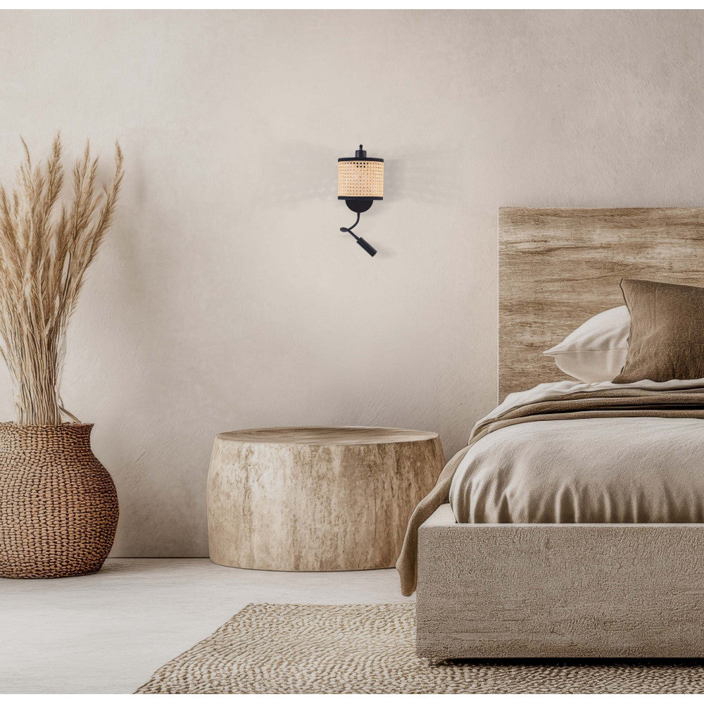 Cadrage large montrant l'applique murale noire éclairée dans une chambre épurée
