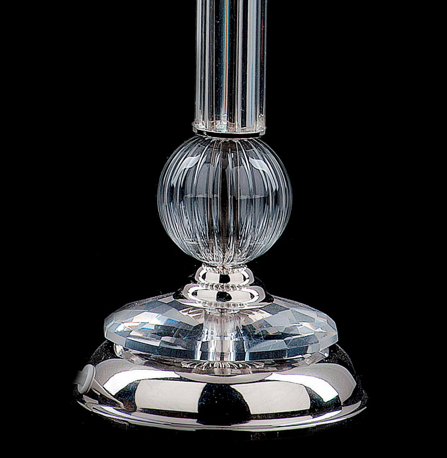 Détail du pied : sphère de cristal striée sur socle métallique poli miroir