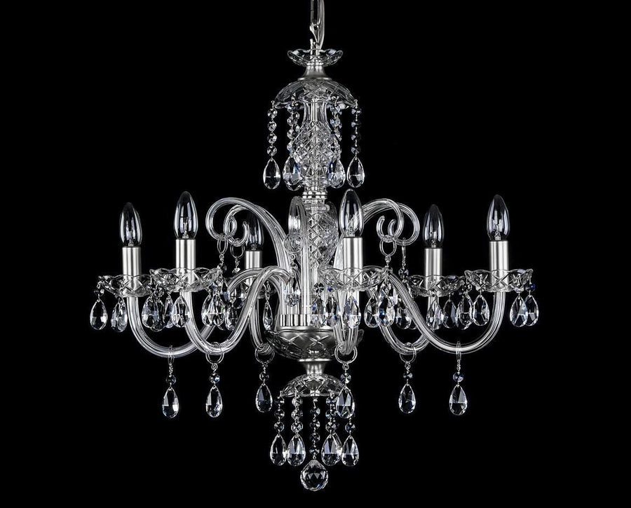 Version argentée du lustre, bras courbes et pendentifs en cristal taillé