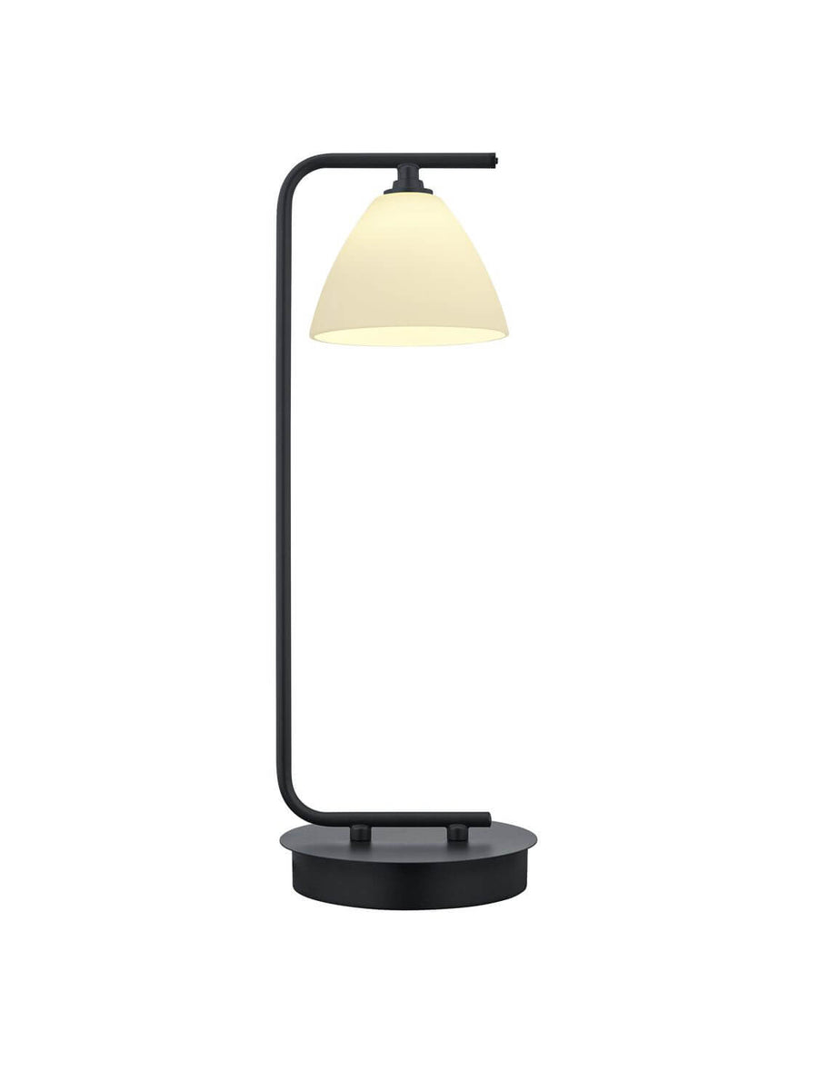 Vue de face de la lampe, socle rond noir et diffuseur conique crème légèrement éclairé