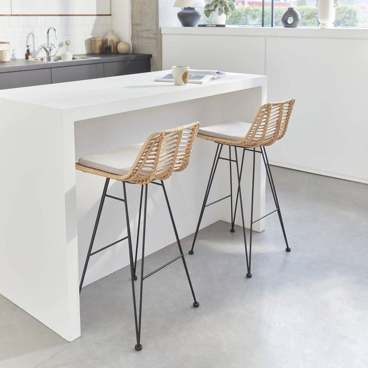 Alice'S Home - Deux Tabourets De Bar En Rotin Naturel Et Métal. Coussins Beiges - Cahya | Designix - Amazon    - https://designix.fr/