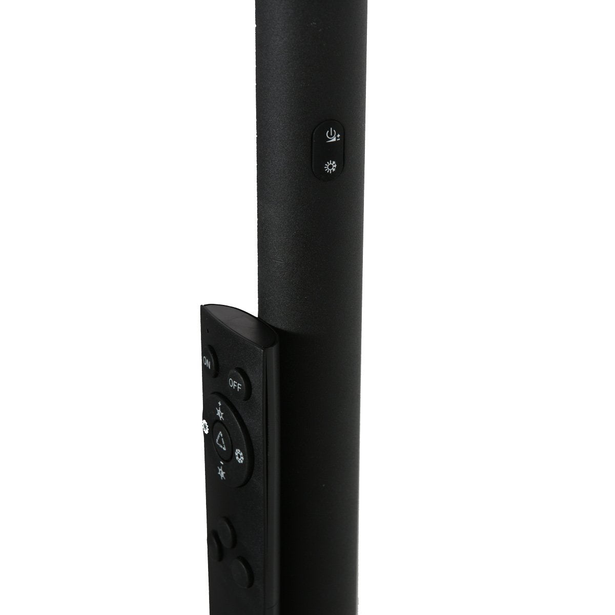 Détail de la télécommande noire fixée sur le mât, boutons de réglage et d’intensité.