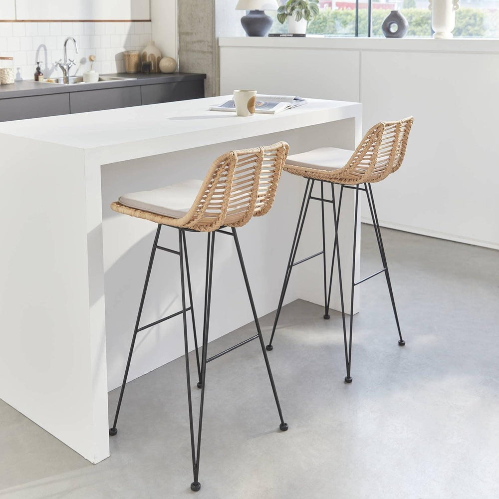 Alice'S Home - Deux Tabourets De Bar En Rotin Naturel Et Métal. Coussins Beige 75Cm- Cahya | Designix - Amazon    - https://designix.fr/