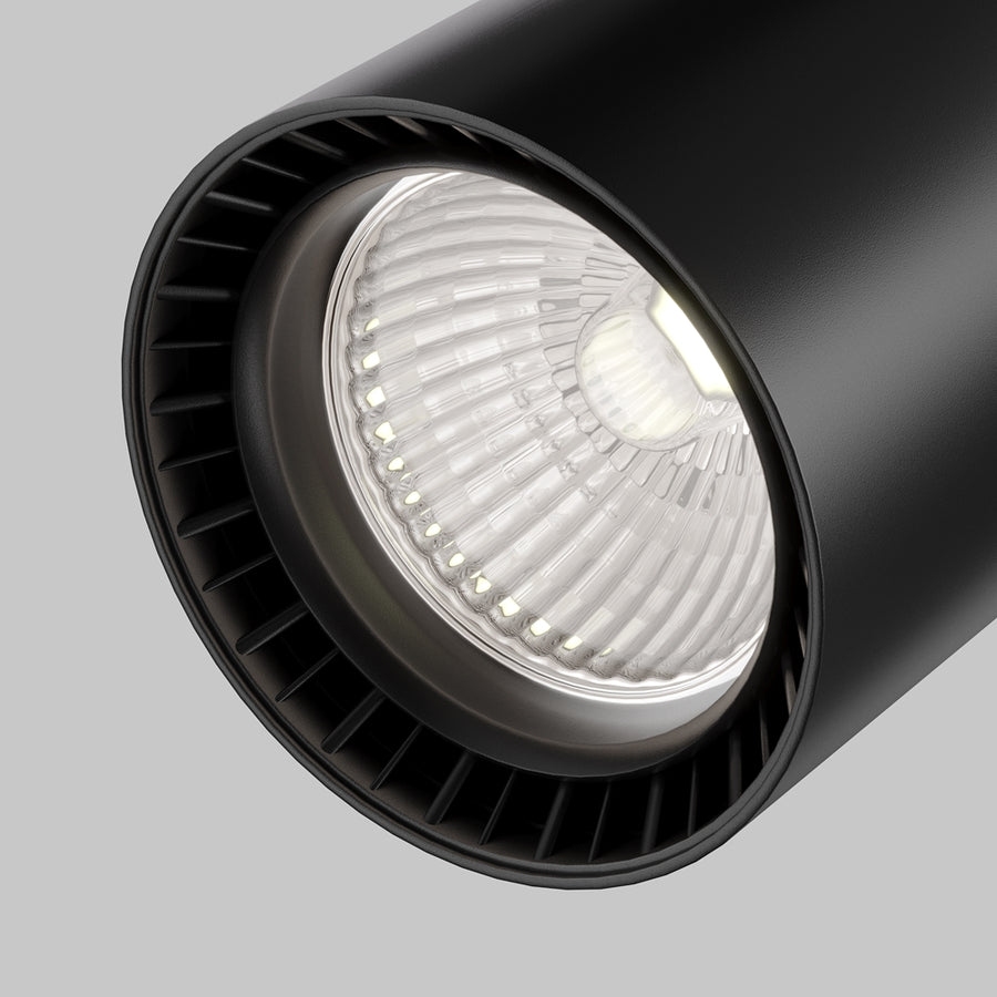 Gros plan sur la lentille striée et le réflecteur transparent du projecteur noir