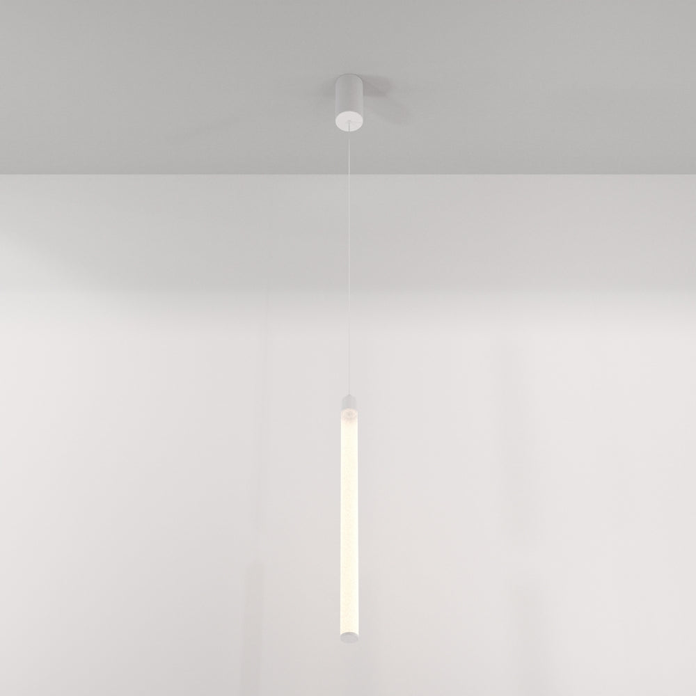 Version blanche suspendue dans une pièce claire, lumière douce diffusée