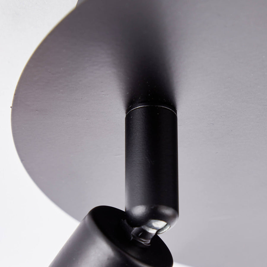 Détail de la finition noire mate du bras articulé et de sa rotule métallique