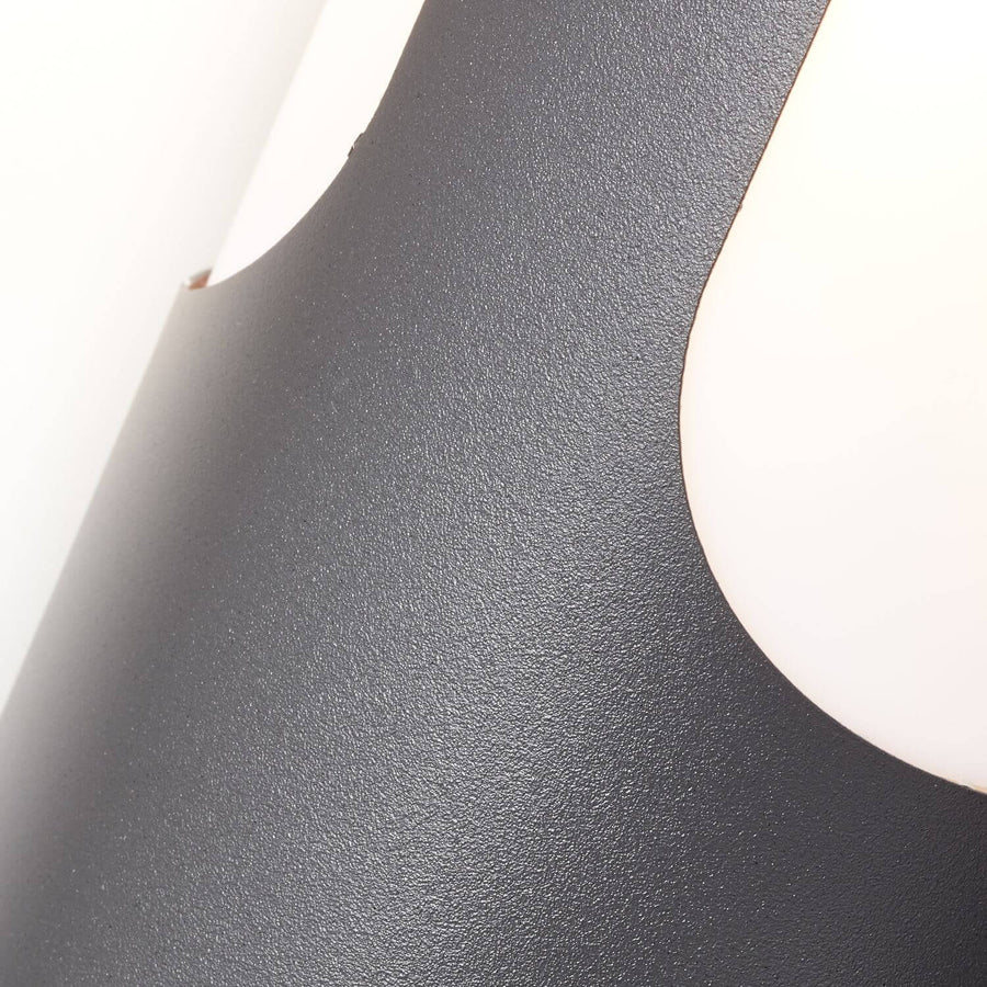 Détail rapproché de la finition anthracite granulée et du bord du diffuseur.