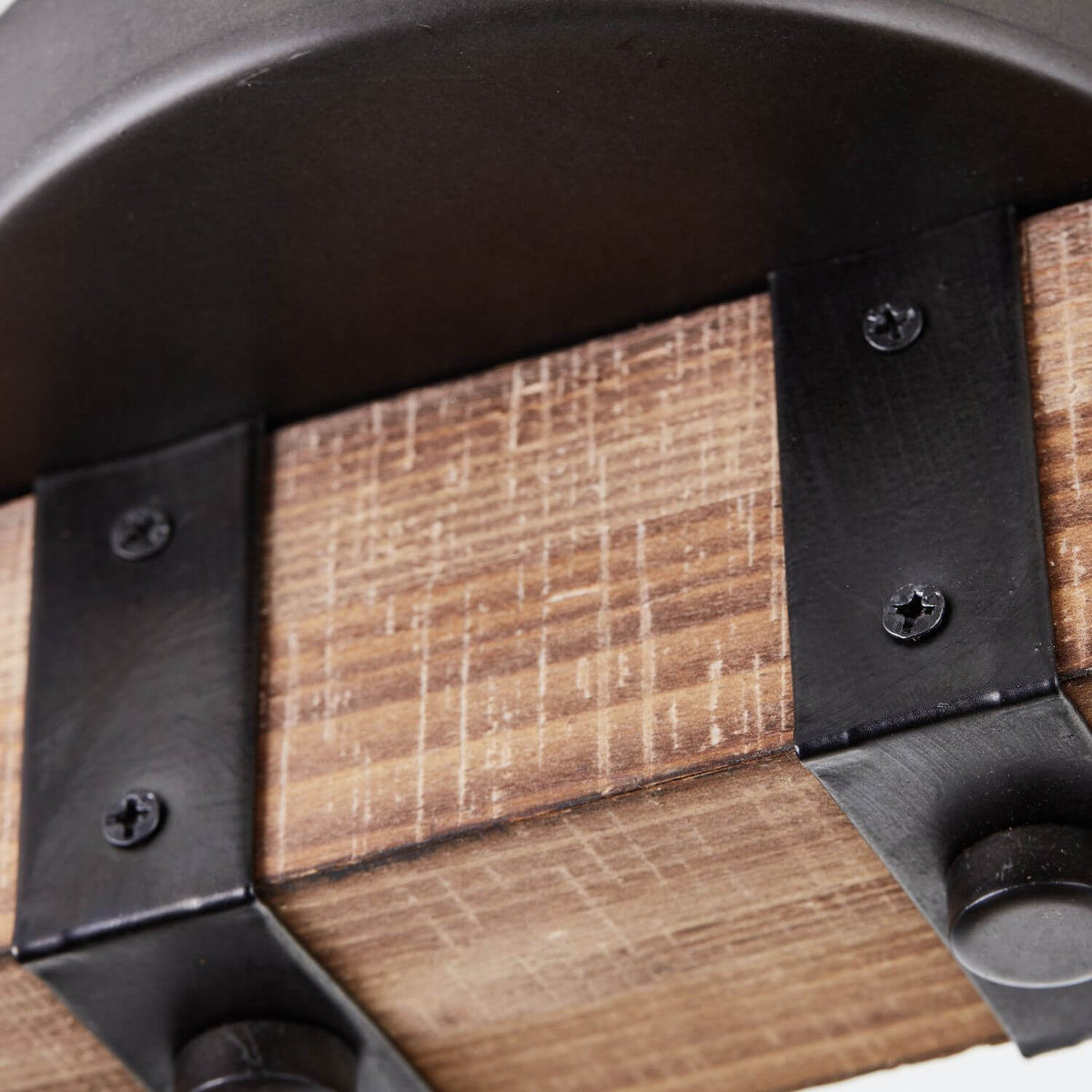 Détail des équerres métalliques noires vissées sur la poutre en bois