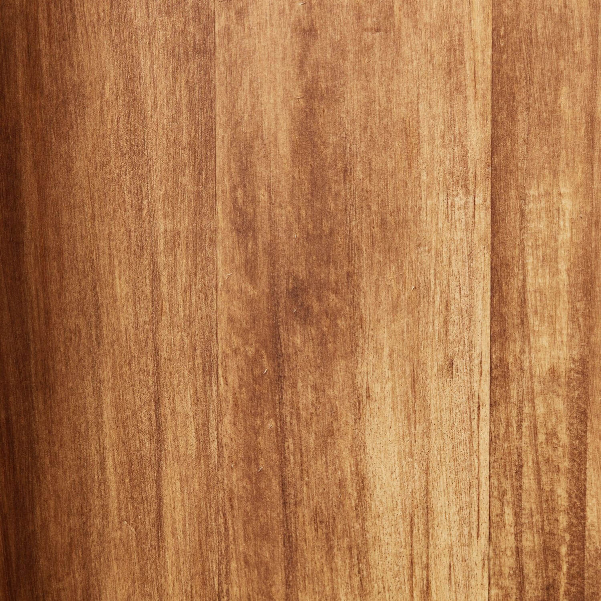 Détail de la finition en bois : veinage vertical et chants du panneau inférieur du lampadaire.
