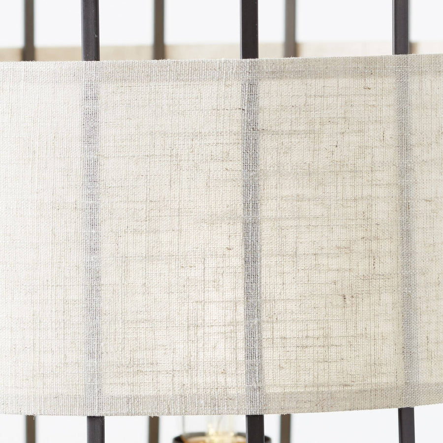 Gros plan du bandeau en tissu chiné et des tiges de la cage