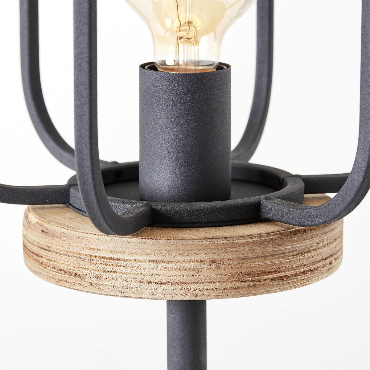 Détail du panier métallique noir, de la rondelle en bois et de l'ampoule