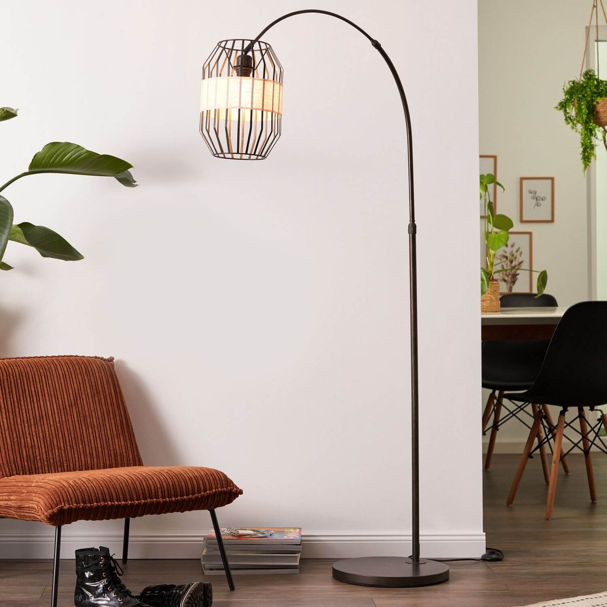 Mise en ambiance du lampadaire près d'un fauteuil rouille devant un mur blanc