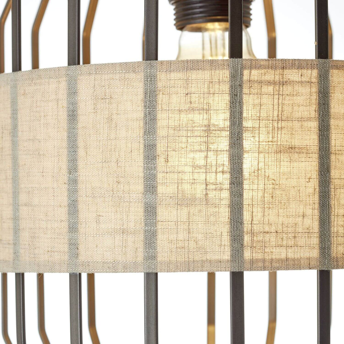 Détail rapproché de l'abat-jour en tissu rayé et de l'ampoule