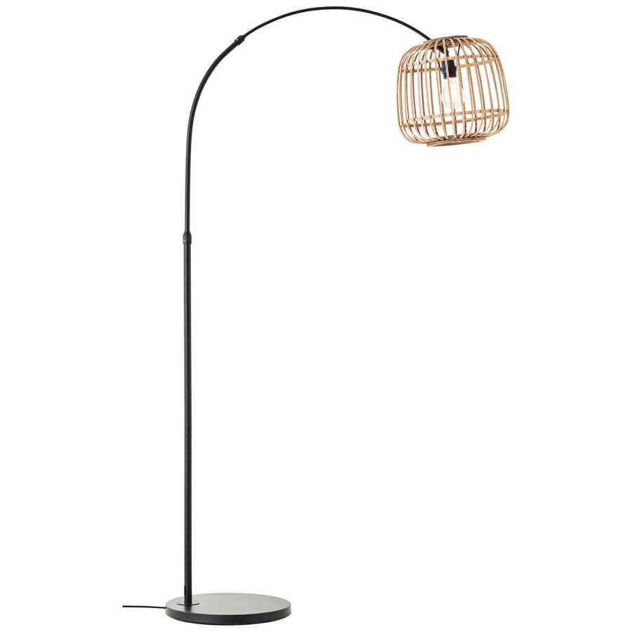 Lampadaire arc noir avec panier en rotin naturel sur fond blanc, vue de face.
