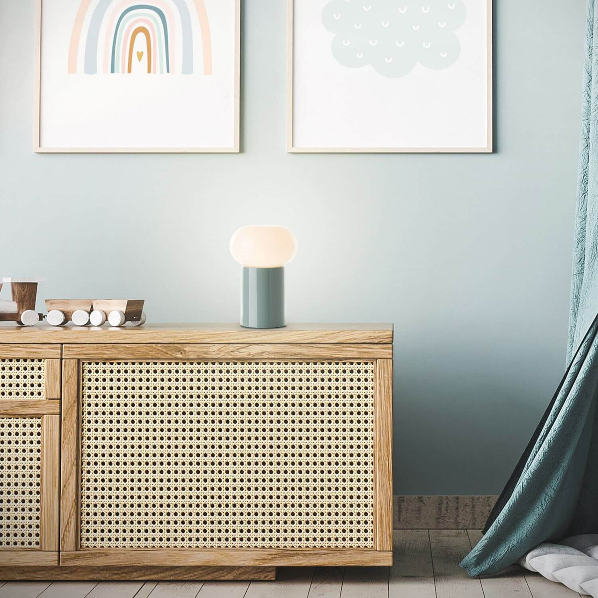 Mise en ambiance: lampe sur buffet cannage avec jouet et affiches colorées
