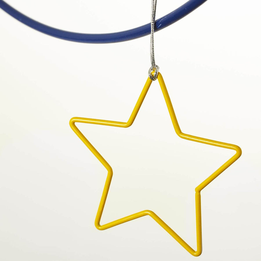 Détail de l'étoile jaune suspendue sous le croissant bleu