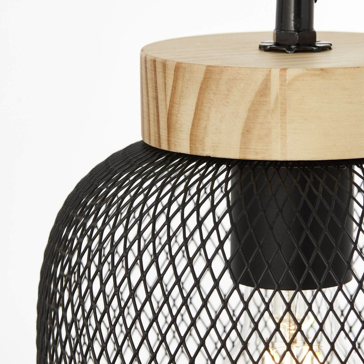 Détail rapproché du cache en bois clair et de la grille métallique noire