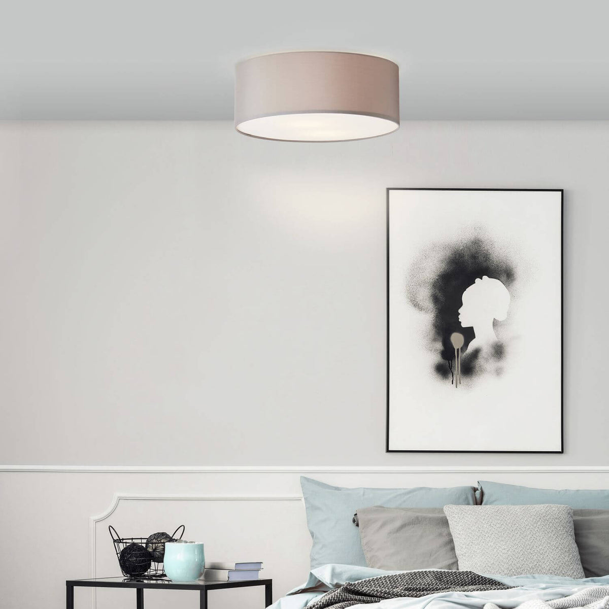 Mise en ambiance du plafonnier allumé dans une chambre à coucher claire