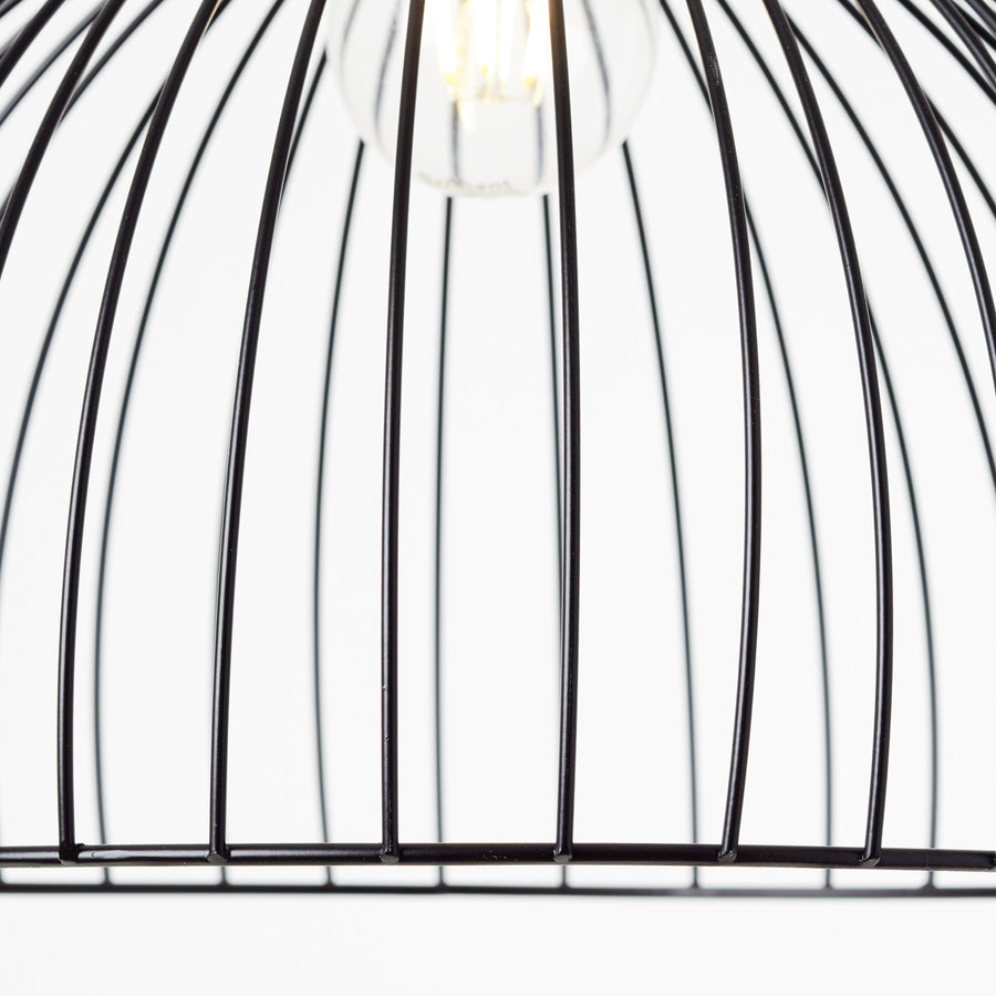 Gros plan sur la cage métallique et l'ampoule, détail de la finition noire mate.