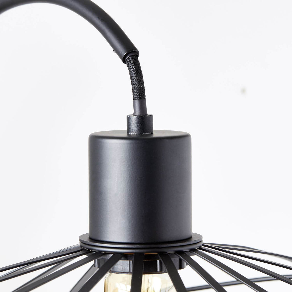 Détail du cylindre noir, de la douille et du câble tressé