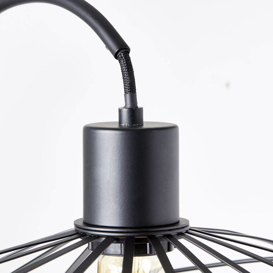 Détail du cylindre noir, de la douille et du câble tressé