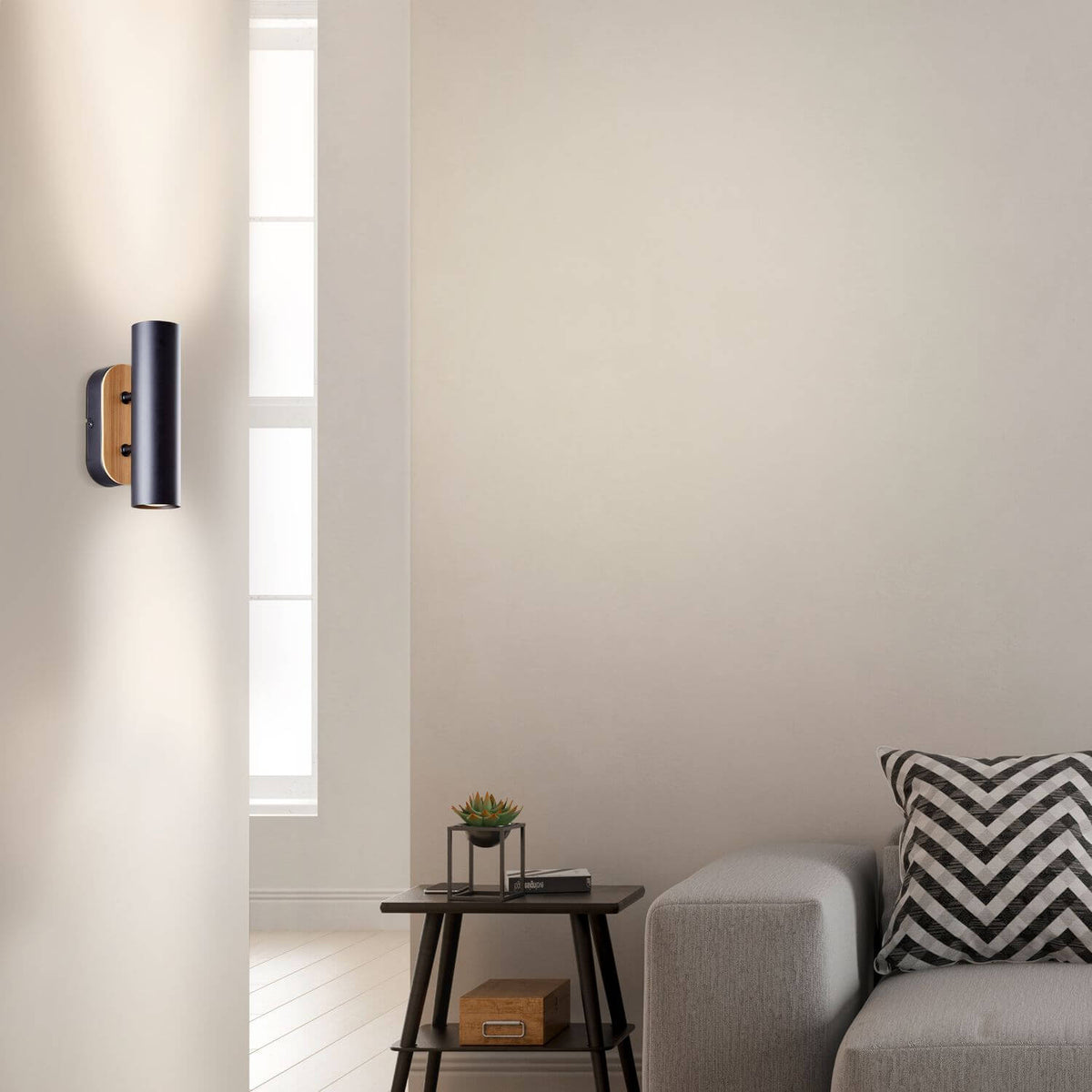 Mise en ambiance avec applique murale allumée près d'un canapé et d'une table.
