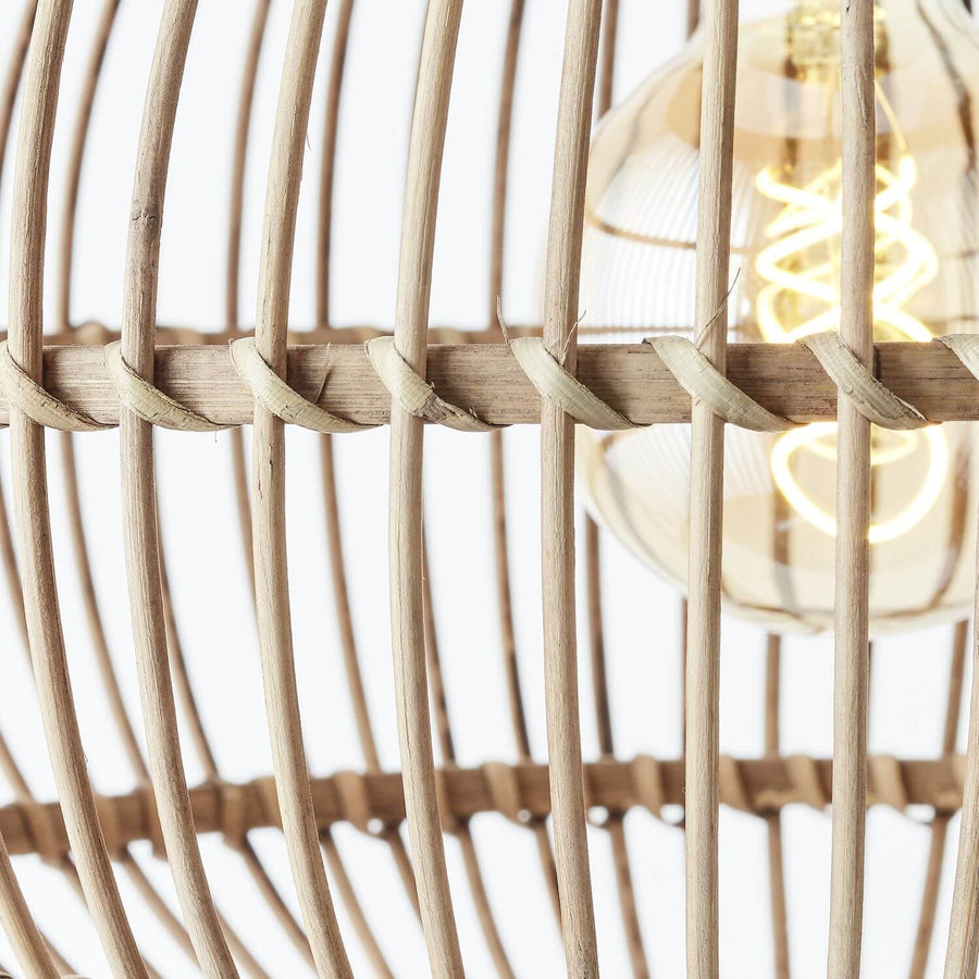 Détail de la finition : liens de bambou noués et ampoule à filament spiralé.