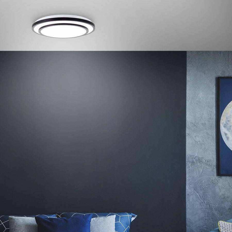 Plafonnier monté au plafond dans une pièce au mur bleu nuit.