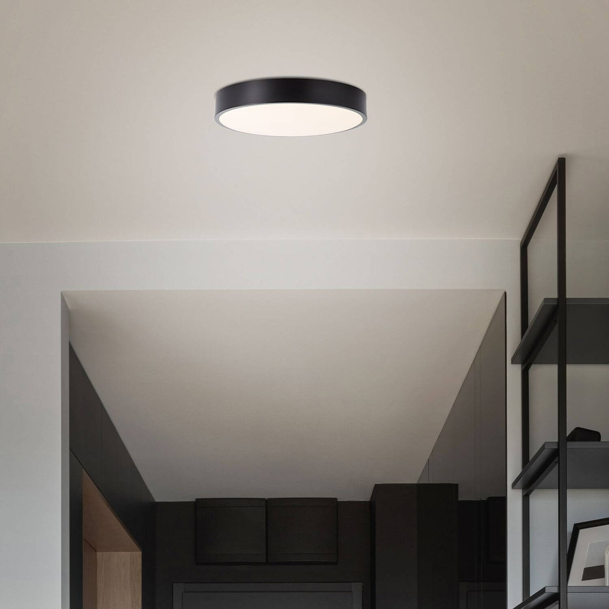 Luminaire fixé au plafond blanc dans un intérieur sombre, rendu de lumière