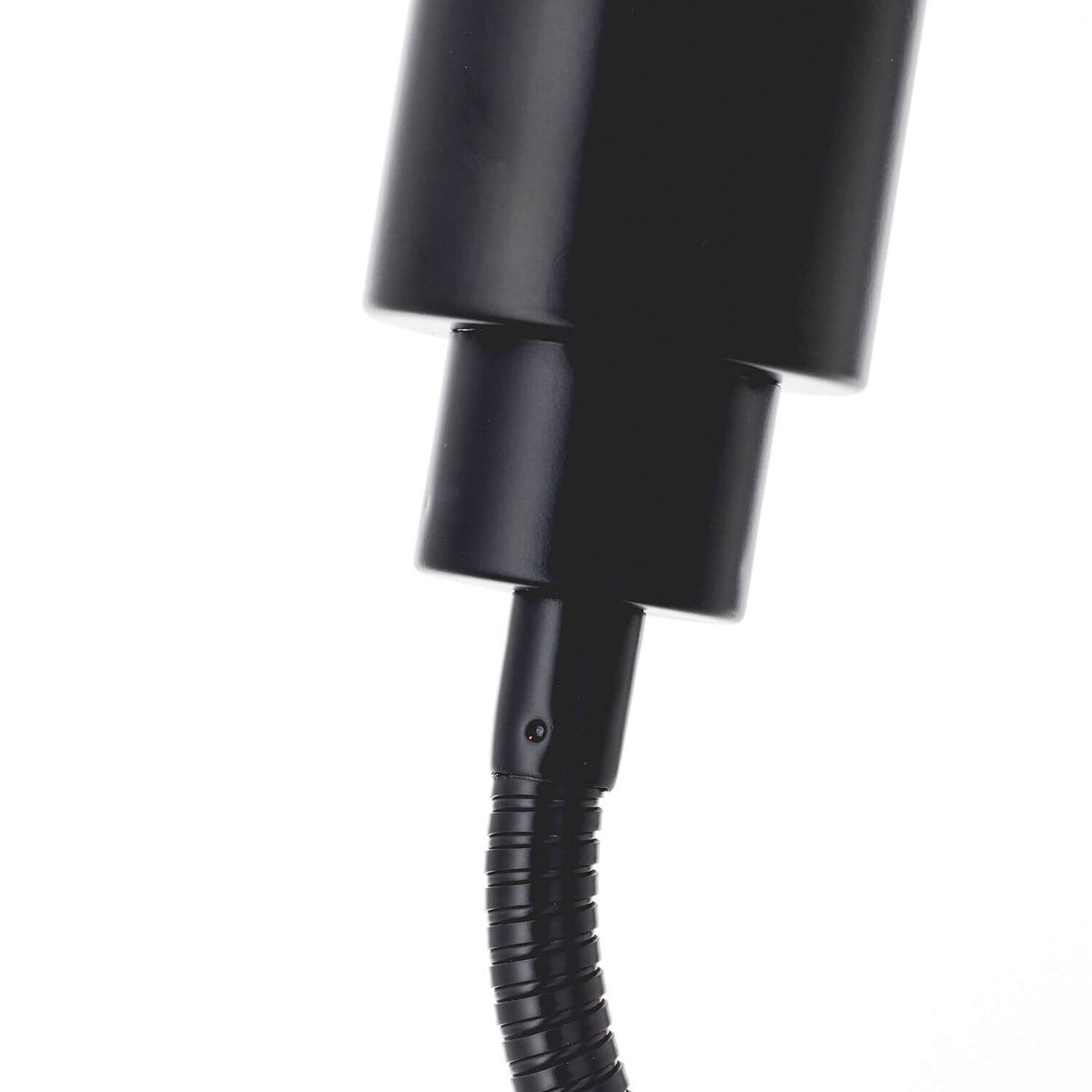Gros plan sur la tête cylindrique noire et le col flexible strié de la lampe