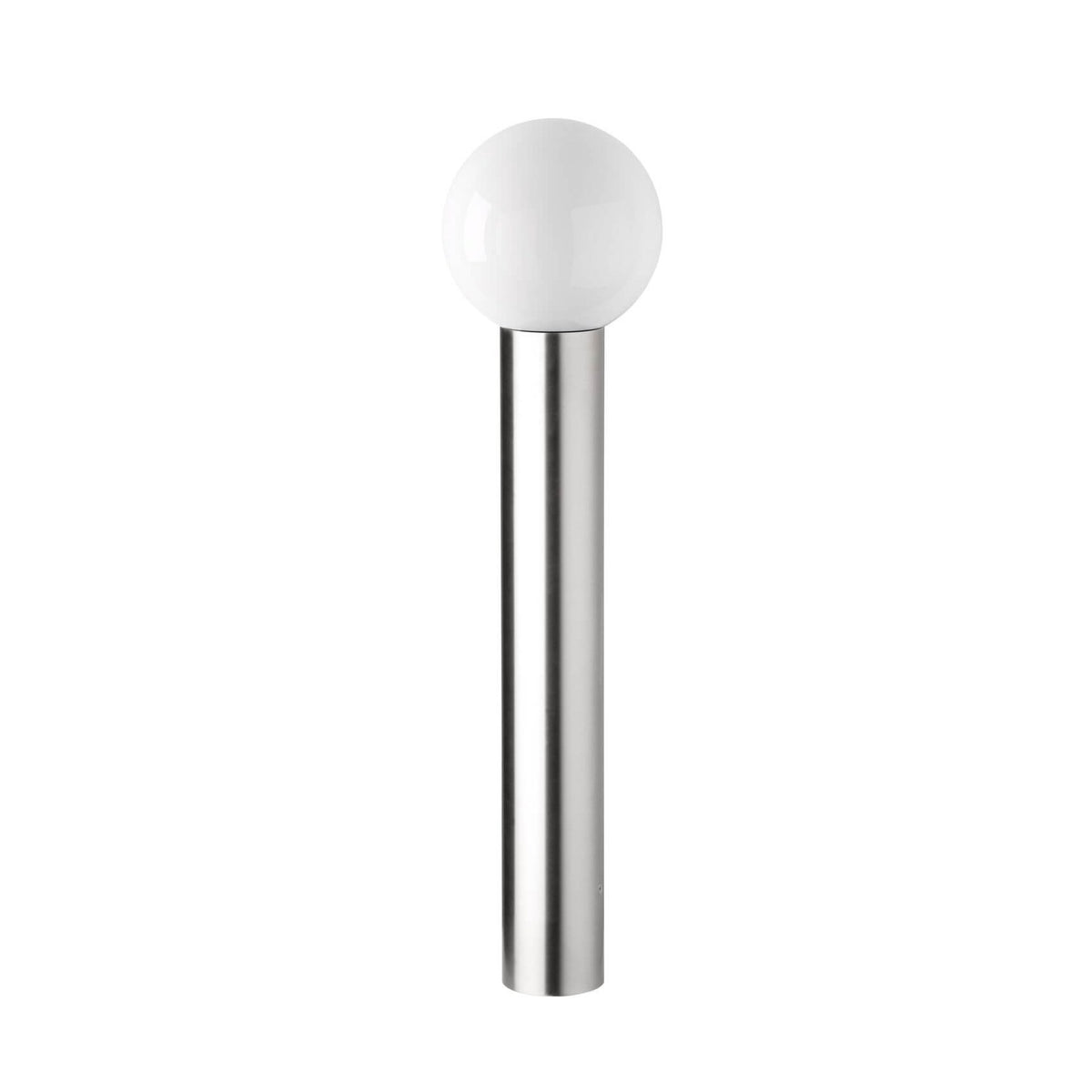 Luminaire extérieur vu de face sur fond blanc, sphère opaline et mât inox