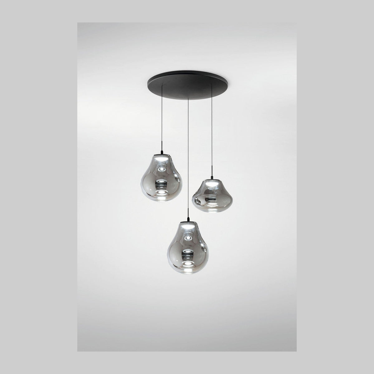 Suspension à trois verres fumés translucides suspendus sous une rosace ronde noire