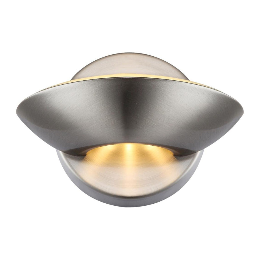 Applique murale vue de face, abat-jour nickel satiné et intérieur doré brillant