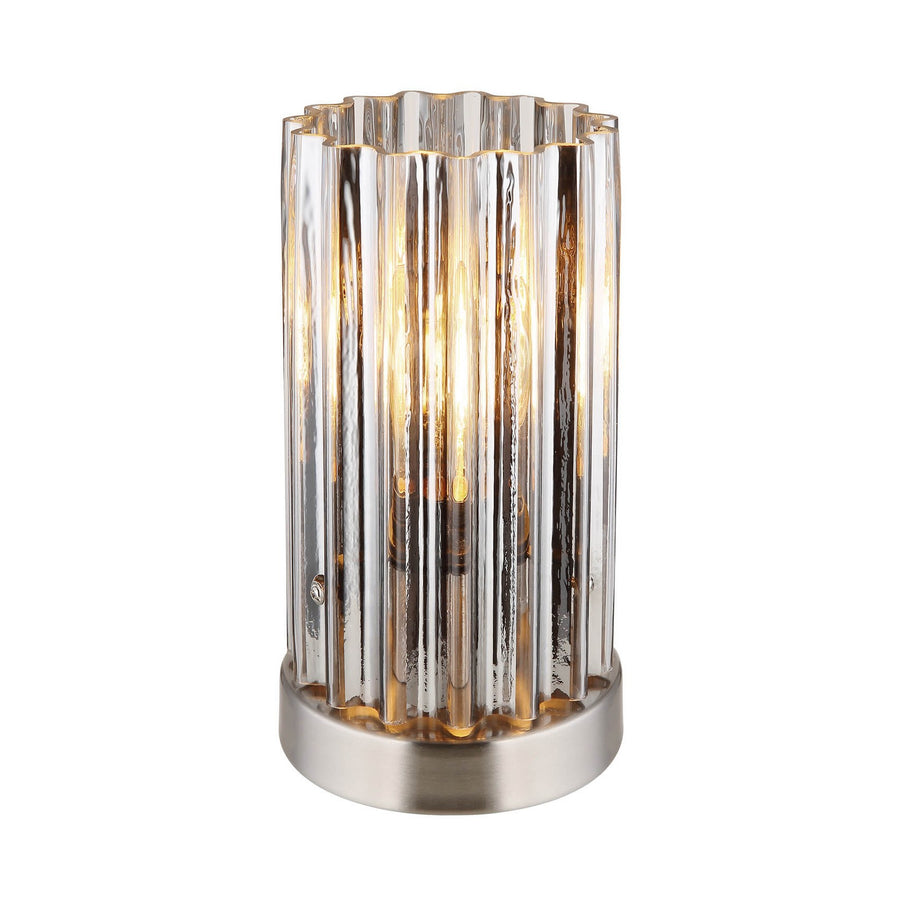 Lampe à poser de face, verre cannelé allumé sur socle nickel satiné
