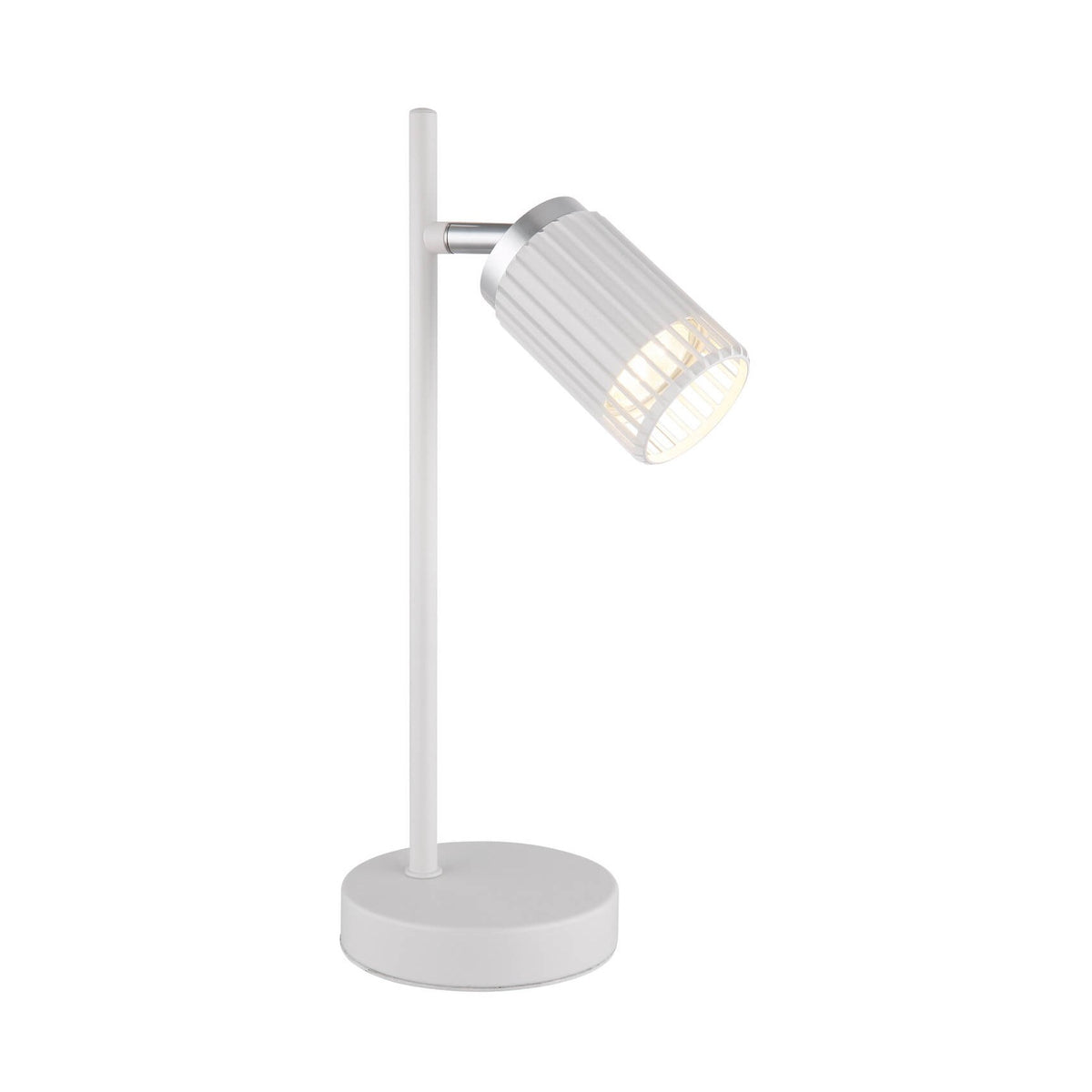 Lampe à poser blanche, abat-jour cylindrique côtelé allumé, vue de trois quarts sur fond blanc.