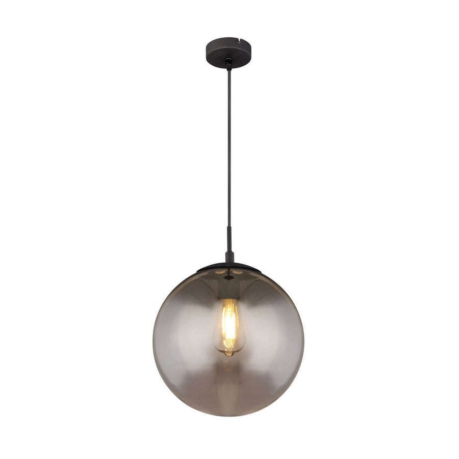 Suspension noire mat avec globe en verre fumé et ampoule allumée, fond blanc.