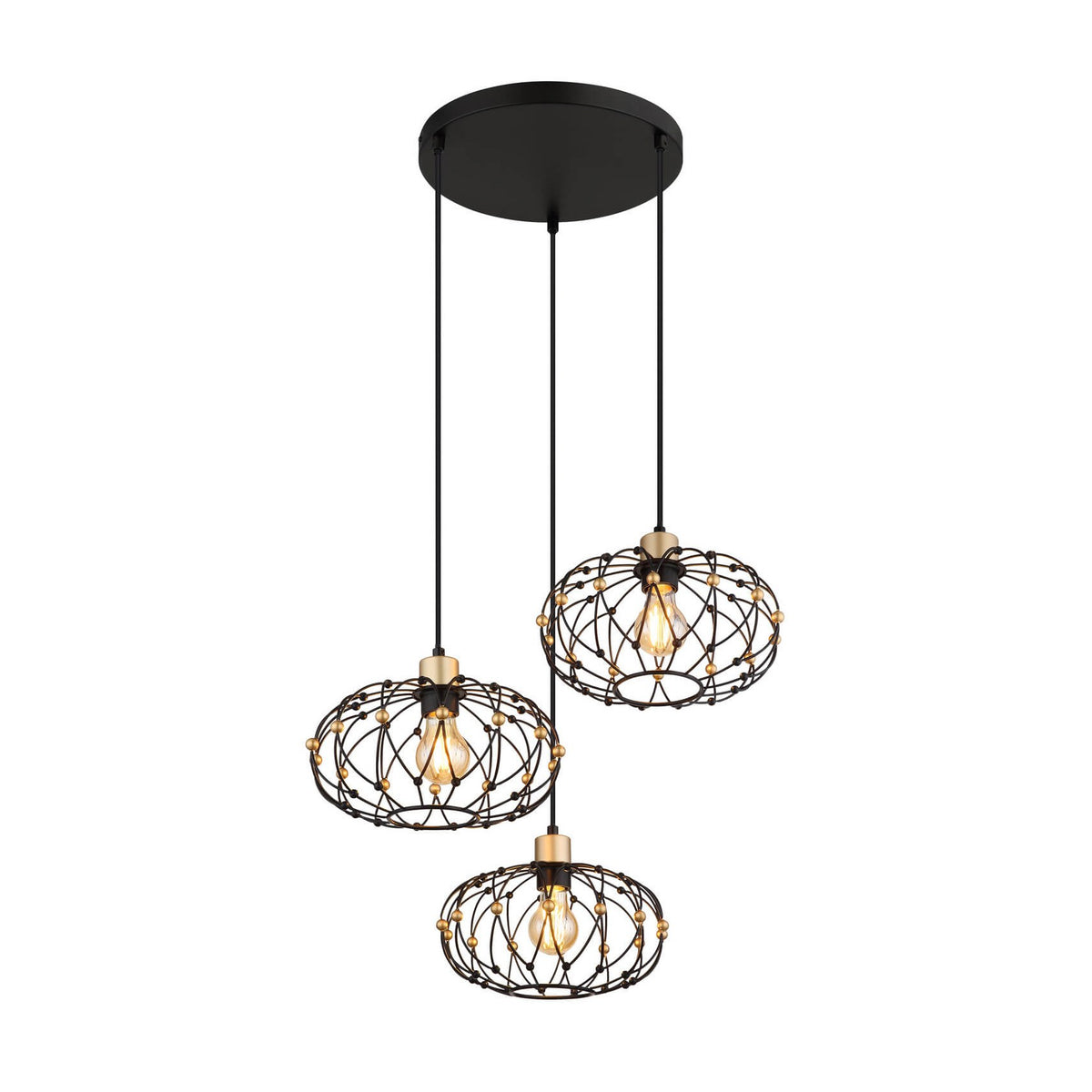 Suspension noire à trois cages ajourées, perles dorées et ampoules à filament allumées, fond blanc.