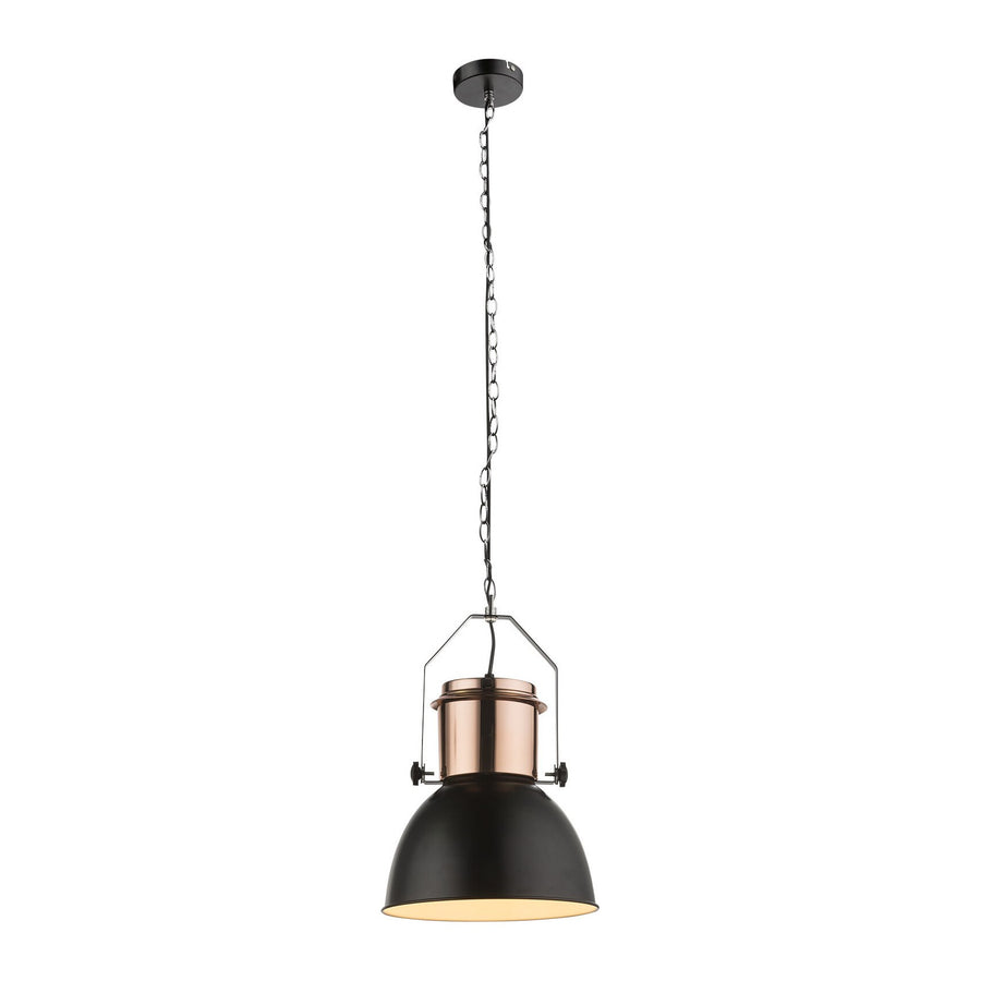 Vue de face du luminaire suspendu avec chaîne, abat-jour noir et partie cuivrée.
