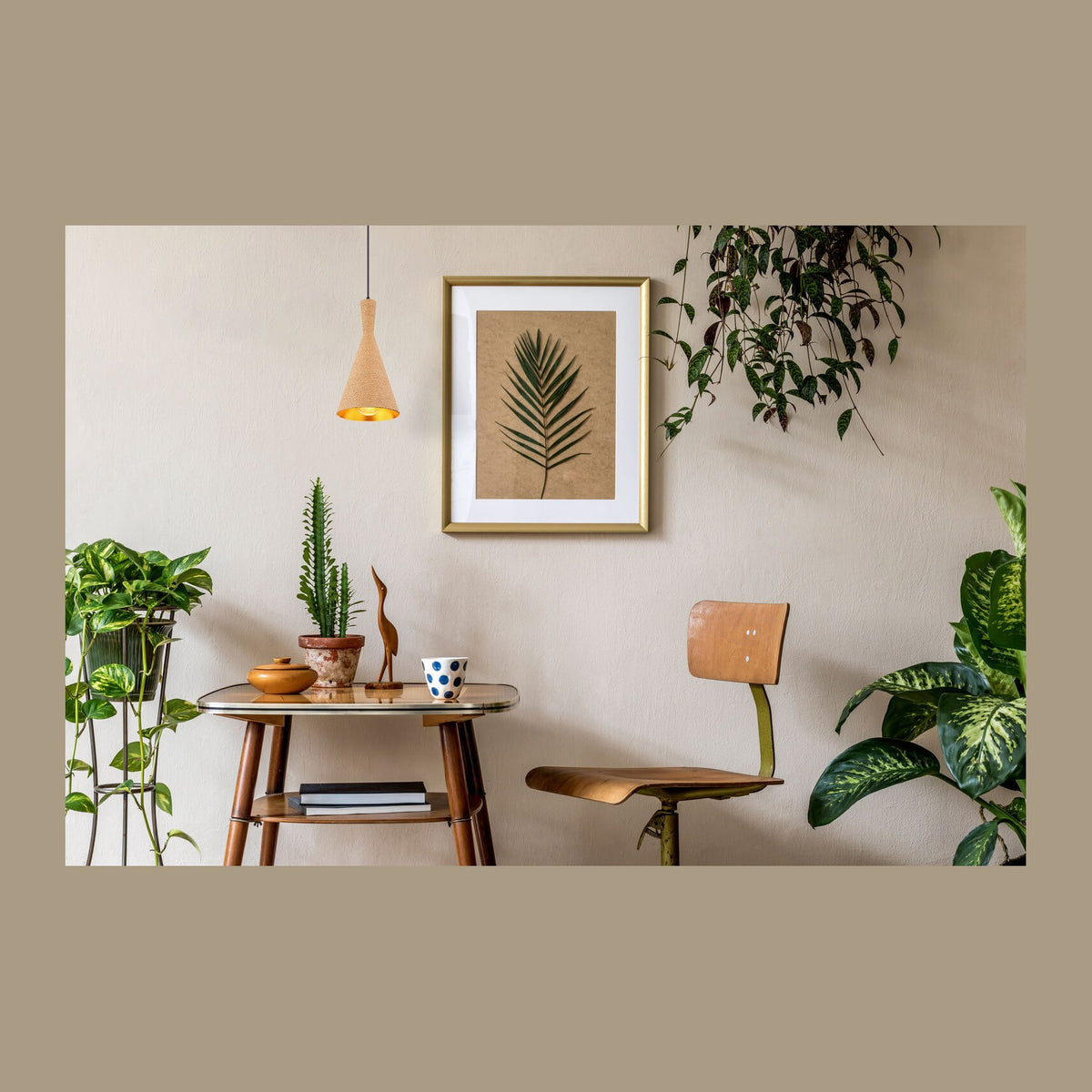 Vue d'ambiance du luminaire suspendu au-dessus d'une table en bois avec plantes