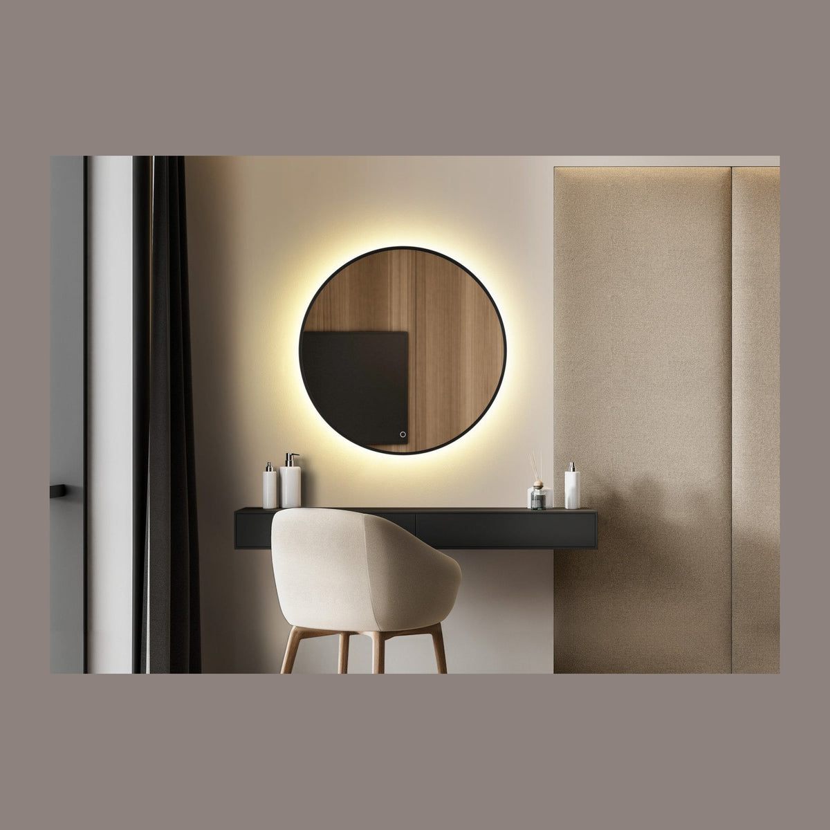 Miroir rond éclairé fixé au mur au-dessus d'un meuble vasque sombre, salle de bain beige