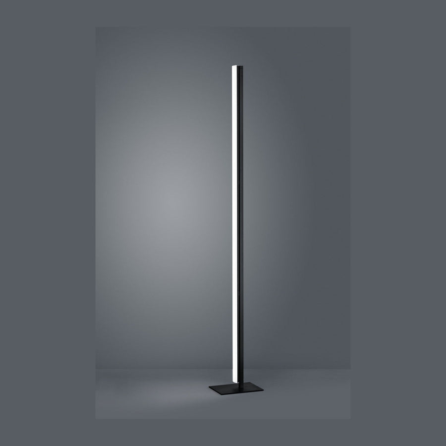 Lampadaire colonne noir très fin, vu de face sur fond gris neutre, socle plat carré.