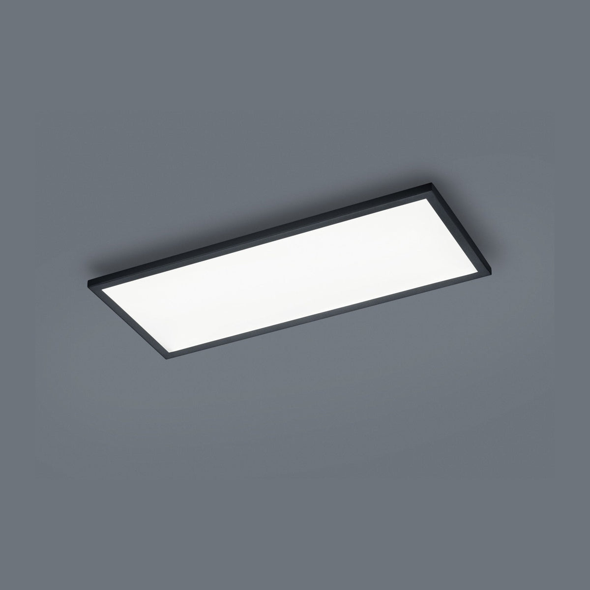 Vue plafonnante du panneau rectangulaire noir, cadre fin et diffuseur blanc uniforme