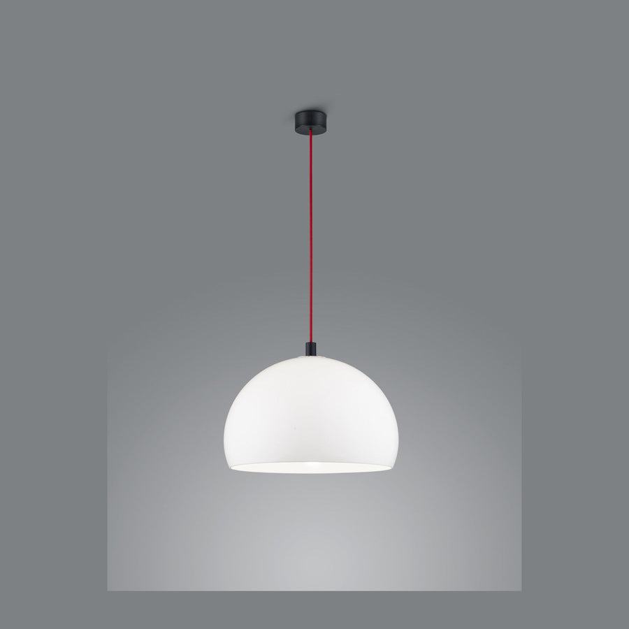 Vue de face du luminaire sur fond gris, dôme blanc et câble rouge