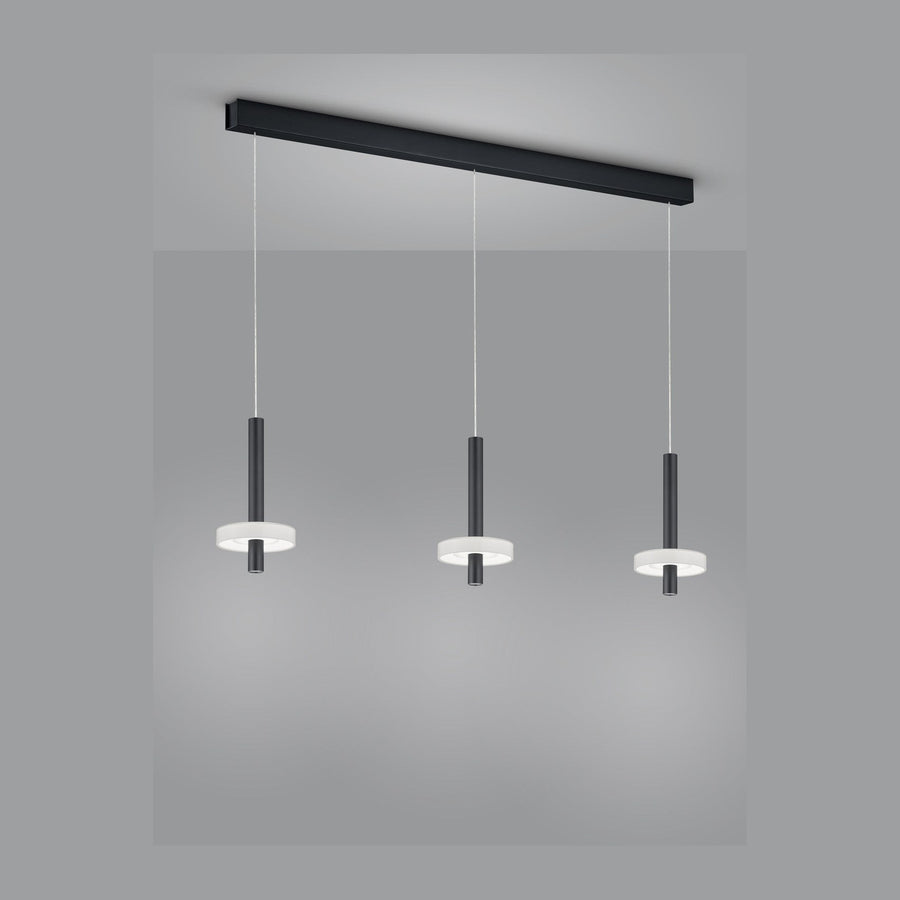 Suspension noire à trois pendants cylindriques sous une longue barre rectangulaire fixée au plafond.